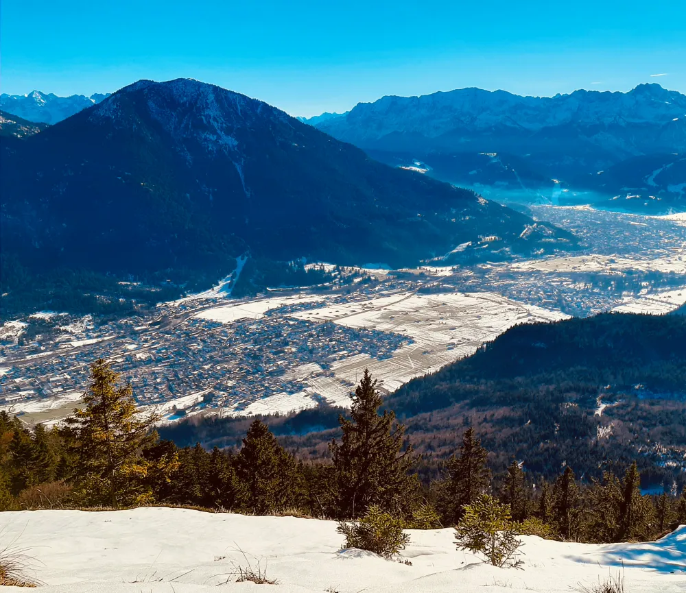 Traumaarbeit im Oberland: Blick ins winterliche Tal